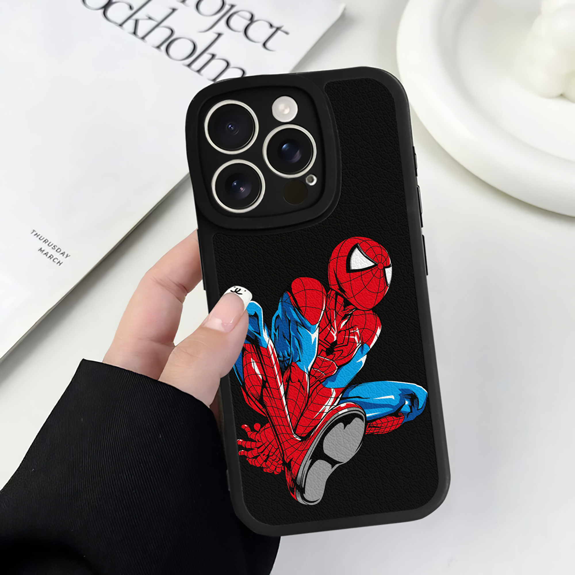 （画像用） アベンジャーズ The Avengers 【iPhone 16シリーズ対応】シリコンスマホケース（レザー調） 材質：シリコン